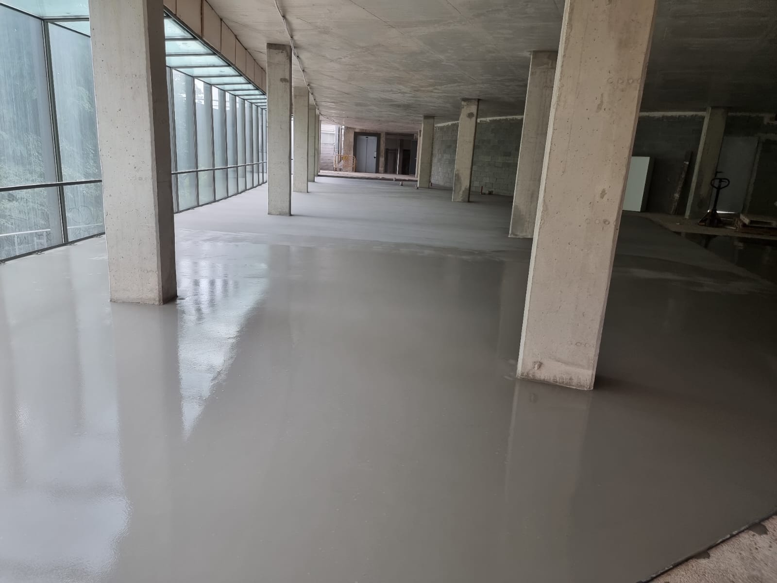 Corrección de Soporte con Autonivelante Acrílico y Acabado en Multicapa de Cuarzo Color