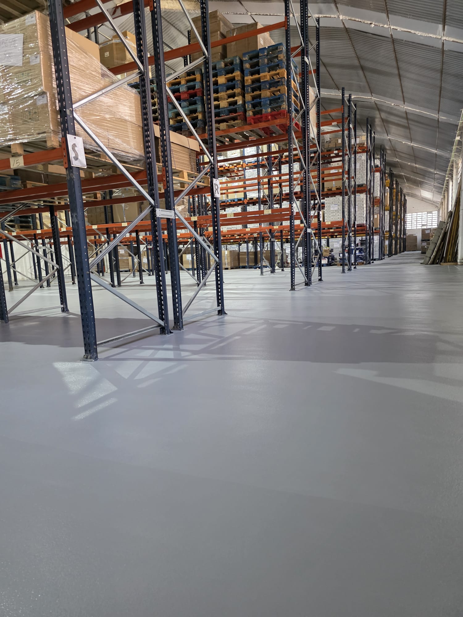 Pavimentación con resina epoxi continua