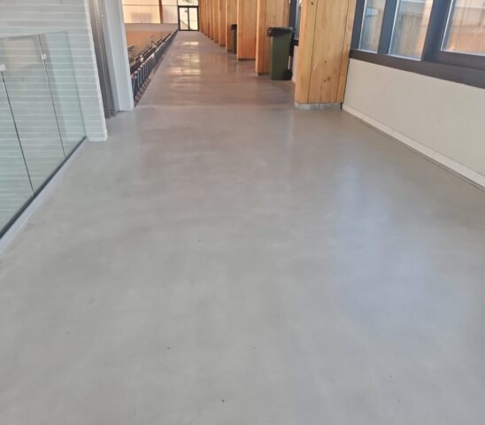 Pavimento autoanivelante de alta resistencia al tránsito1 Pavimento autoanivelante de alta resistencia al tránsito1