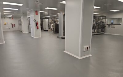 Pavimento multicapa de resina epoxi 100% sólidos en zona de empresa farmacéutica